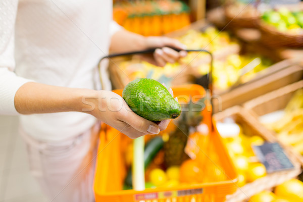 Vrouw voedsel mand markt verkoop Stockfoto © dolgachov