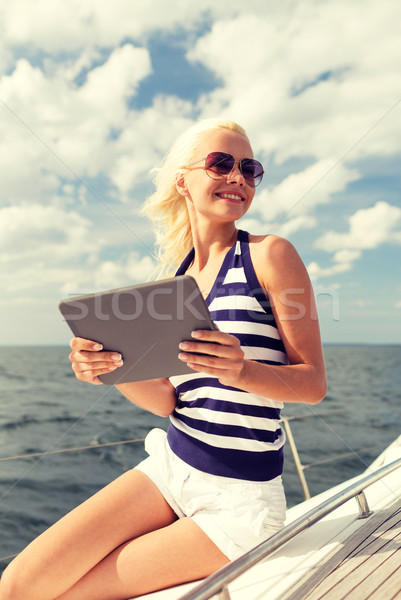 Femme souriante séance yacht vacances vacances Photo stock © dolgachov
