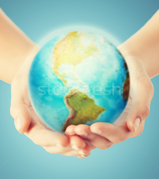 Menschlichen Hände Erde Welt Menschen Stock foto © dolgachov