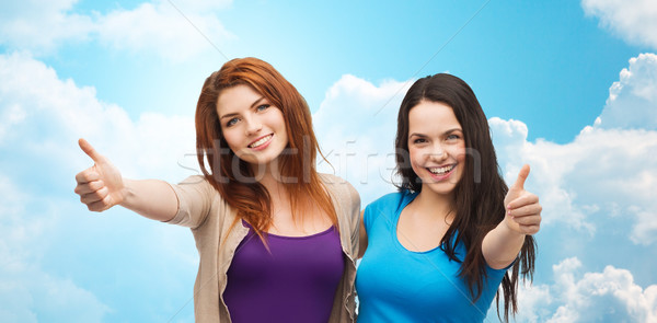 Foto d'archivio: Due · sorridere · ragazze · cielo · blu