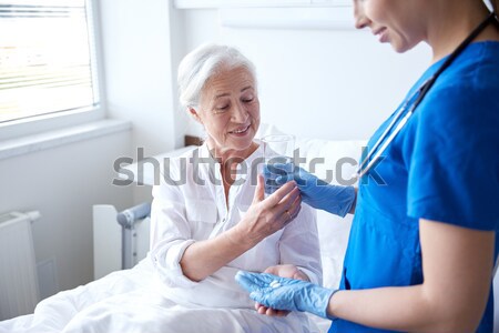 Medic senior femeie puls spital medicină Imagine de stoc © dolgachov