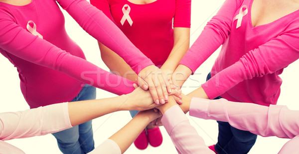 Imagine de stoc: Femei · cancer · constientizare · asistenţă · medicală