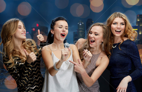 Glücklich junge Frauen Mikrofon singen Karaoke Feiertage Stock foto © dolgachov