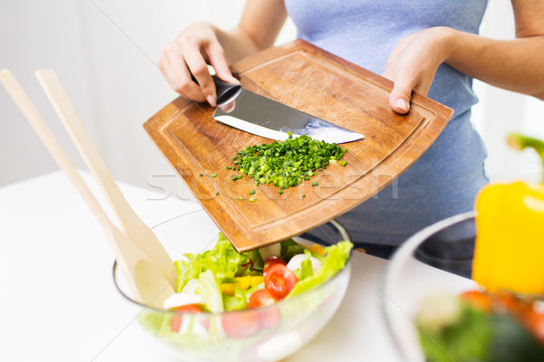 Femeie tocat ceapă gătit salată Imagine de stoc © dolgachov