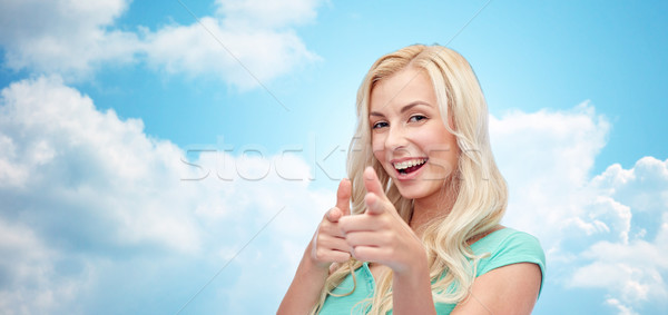 Gelukkig jonge vrouw wijzend vinger gebaar mensen Stockfoto © dolgachov