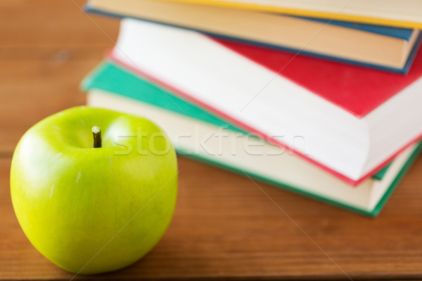 図書 緑 リンゴ 木製のテーブル 教育 ストックフォト © dolgachov