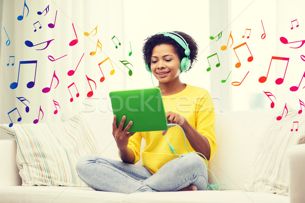 Foto stock: Feliz · africano · mulher · fones · de · ouvido · pessoas