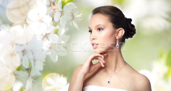 Mooie asian vrouw oorbel schoonheid sieraden Stockfoto © dolgachov