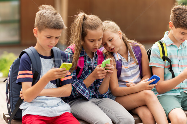 Grundschule Studenten Smartphones primären Bildung Freundschaft Stock foto © dolgachov