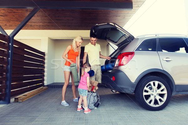 Glückliche Familie Verpackung Sachen Auto home Parkplatz Stock foto © dolgachov