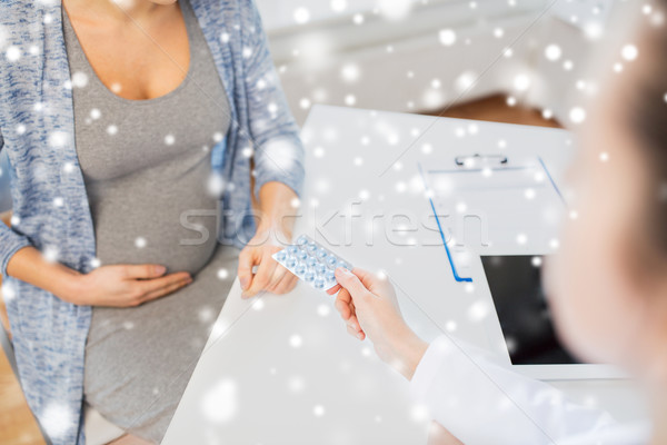 Lekarza pigułki kobieta w ciąży ciąży ginekologia Zdjęcia stock © dolgachov