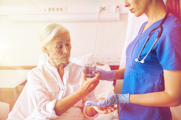 Stockfoto: Verpleegkundige · geneeskunde · senior · vrouw · ziekenhuis · leeftijd