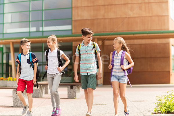 Foto stock: Grupo · feliz · escuela · primaria · estudiantes · caminando · primario