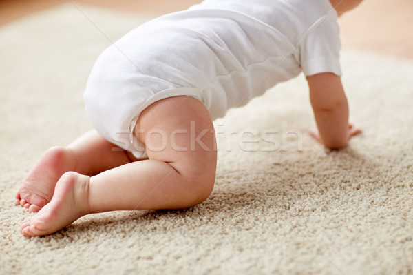 Pequeno bebê fralda piso casa Foto stock © dolgachov