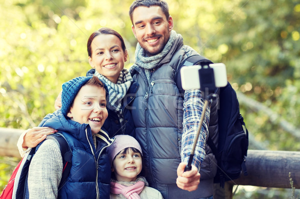 Szczęśliwą rodzinę smartphone Stick lesie podróży turystyki Zdjęcia stock © dolgachov