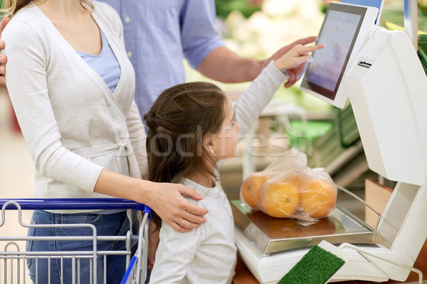 Család narancsok mérleg élelmiszerbolt vásárlás vásár Stock fotó © dolgachov