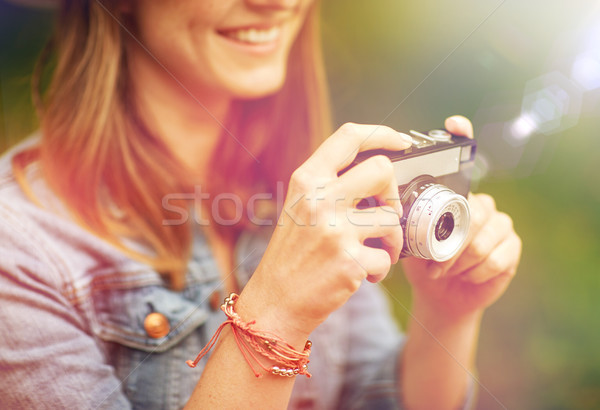 Kobieta kamery strzelanie odkryty fotografii Zdjęcia stock © dolgachov