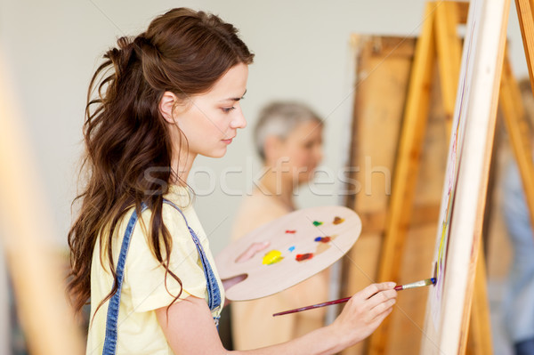 Studenten Mädchen Staffelei Malerei Kunst Schule Stock foto © dolgachov