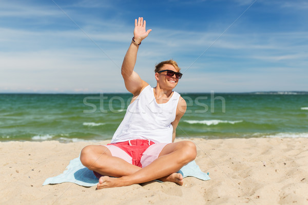 Heureux souriant jeune homme serviette de plage été [[stock_photo]] © dolgachov