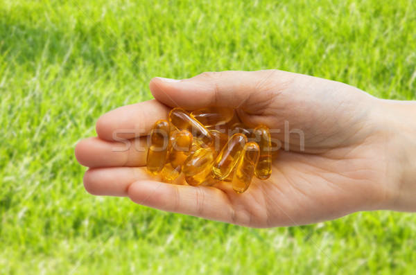 Hand halten Leber Öl Kapseln Medizin Stock foto © dolgachov