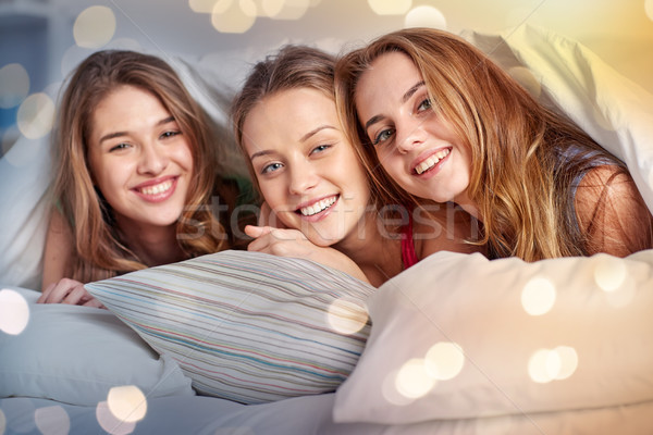 Stock foto: Glücklich · junge · Frauen · Bett · home · Party · Freundschaft