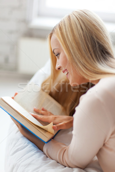 Kobieta czytania książki uśmiechnięta kobieta sofa dziewczyna Zdjęcia stock © dolgachov