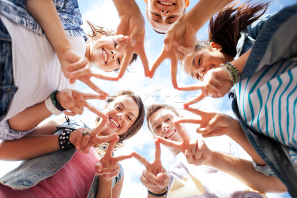 Groep tieners tonen vinger vijf zomer Stockfoto © dolgachov