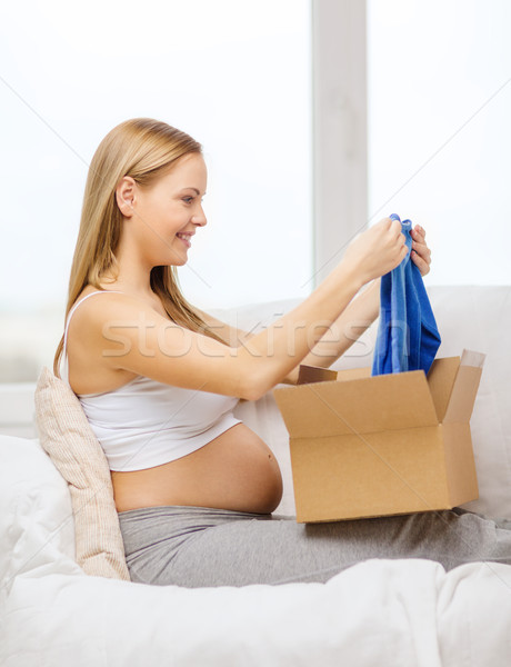 Gülen hamile kadın açılış kutu gebelik Stok fotoğraf © dolgachov