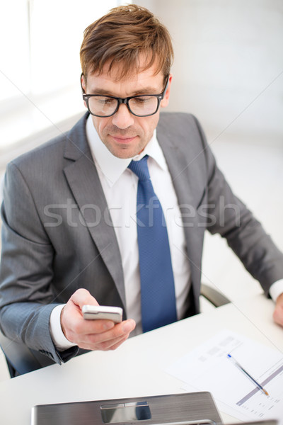 Biznesmen pracy laptop smartphone technologii działalności Zdjęcia stock © dolgachov