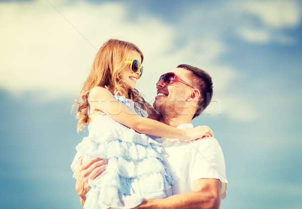 Foto stock: Feliz · pai · criança · óculos · de · sol · blue · sky · verão