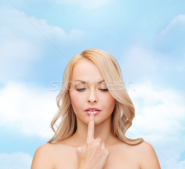 Vrouw aanraken lippen gezondheid schoonheid mooie vrouw Stockfoto © dolgachov