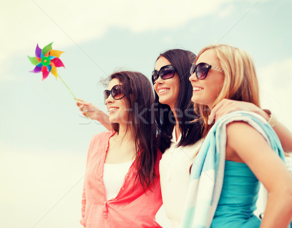 Meninas moinho de vento brinquedo praia verão férias Foto stock © dolgachov