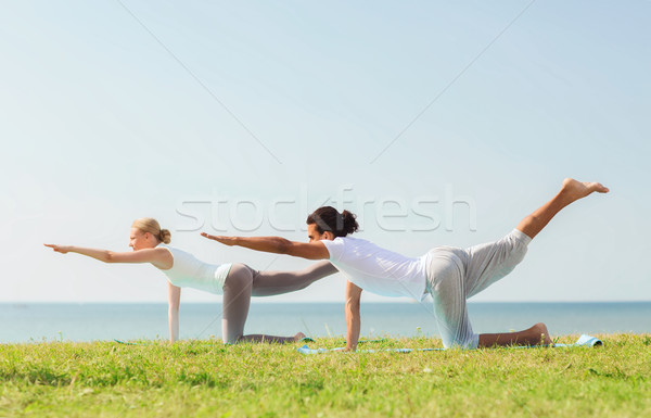 Gülen çift yoga açık havada uygunluk Stok fotoğraf © dolgachov