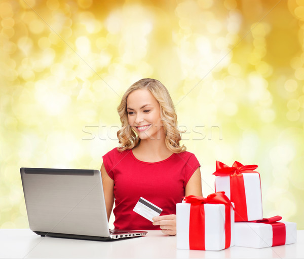 Mosolygó nő hitelkártya laptop karácsony ünnepek technológia Stock fotó © dolgachov