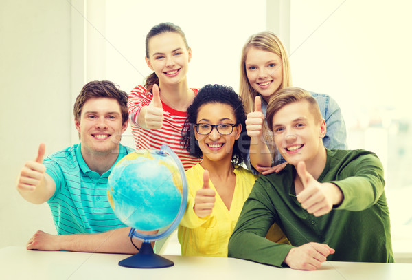 Pięć uśmiechnięty student ziemi świecie szkoły Zdjęcia stock © dolgachov