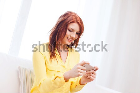 Glimlachend tienermeisje smartphone home technologie internet Stockfoto © dolgachov