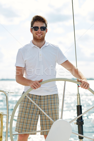 Foto stock: Joven · gafas · de · sol · volante · yate · vacaciones · vacaciones