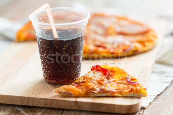 Közelkép pizza Coca Cola asztal gyorsételek olasz Stock fotó © dolgachov