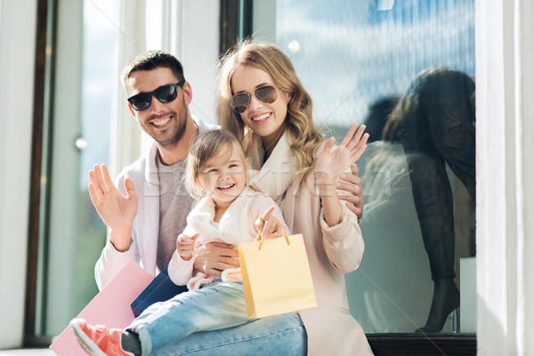 Glückliche Familie Kind Einkaufstaschen Stadt Verkauf Konsumismus Stock foto © dolgachov