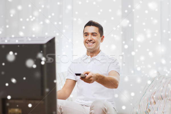 Zâmbitor om Control de la distanţă vizionarea televizor acasă Imagine de stoc © dolgachov