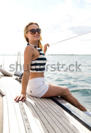 Stockfoto: Glimlachende · vrouw · zonnebaden · strand · zomervakantie · toerisme