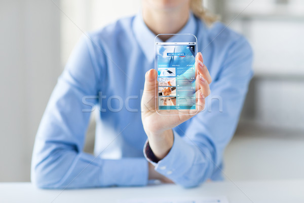 Vrouw wereld nieuws smartphone business Stockfoto © dolgachov