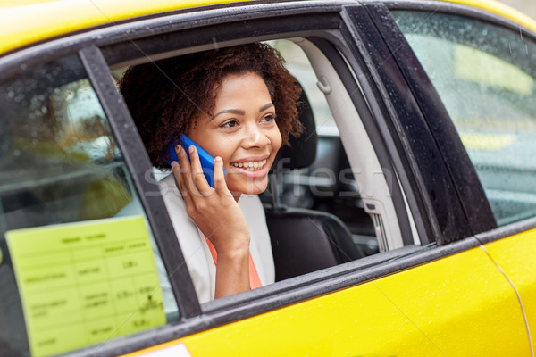 Imagine de stoc: Fericit · african · femeie · apel · smartphone · taxi