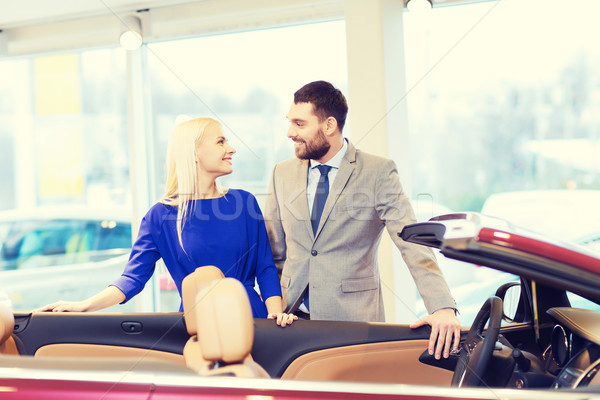 Fericit cuplu cumpărare maşină Auto arăta Imagine de stoc © dolgachov
