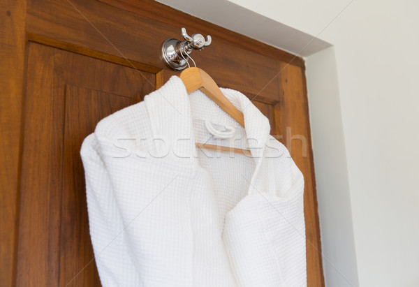 Közelkép fehér fából készült vállfa fürdőkád ruházat Stock fotó © dolgachov