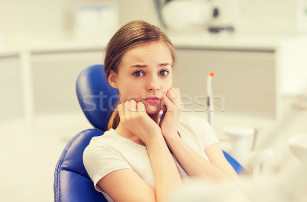 Speriat pacient fată dentar clinică Imagine de stoc © dolgachov