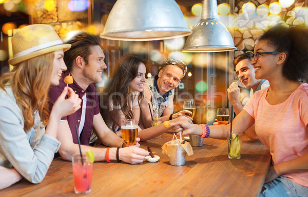 Foto stock: Feliz · amigos · bebidas · falante · bar · pub