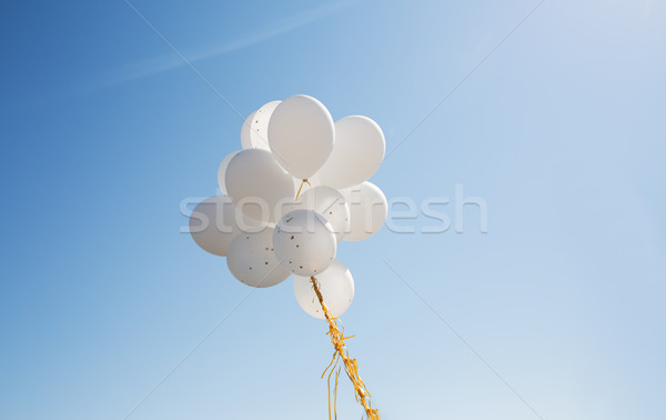 Közelkép fehér hélium léggömbök kék ég ünnepek Stock fotó © dolgachov