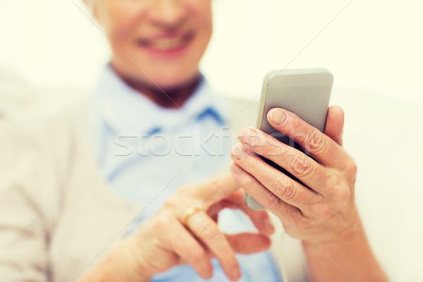 [[stock_photo]]: Supérieurs · femme · smartphone · technologie