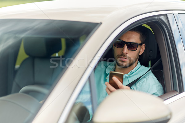 Om ochelari de soare conducere maşină smartphone rutier Imagine de stoc © dolgachov